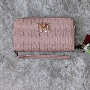 Badgley Mischka NWT Tech Wallet